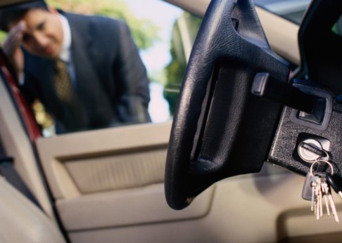 Llaves dentro de un auto cerrado
